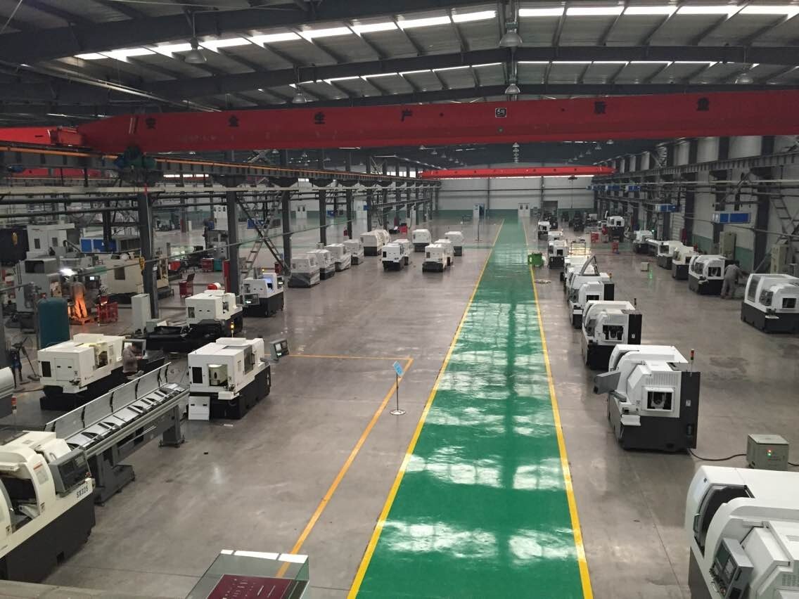 车间宽敞明亮，干净整洁